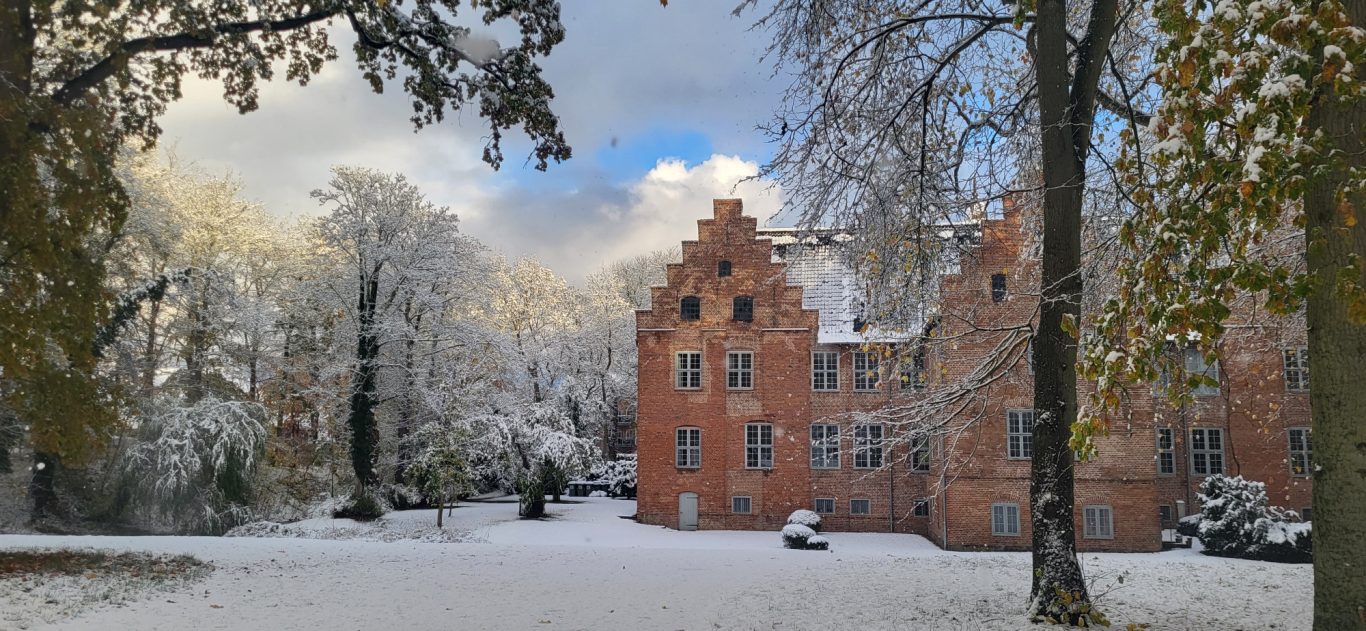 Schloss Hagen in Probsteierhagen im Winterlicht Schloss Hagen in Probsteierhagen im Winter mit Schnee, rotem Backstein und weichem Licht