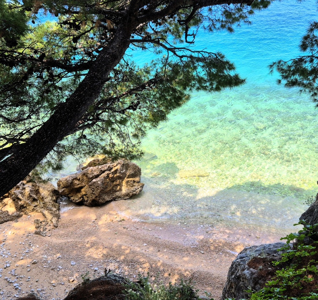 Baška Voda - Küste (Kroatien) Küste bei Baška Voda in Kroatien mit klarem türkisfarbenem Wasser