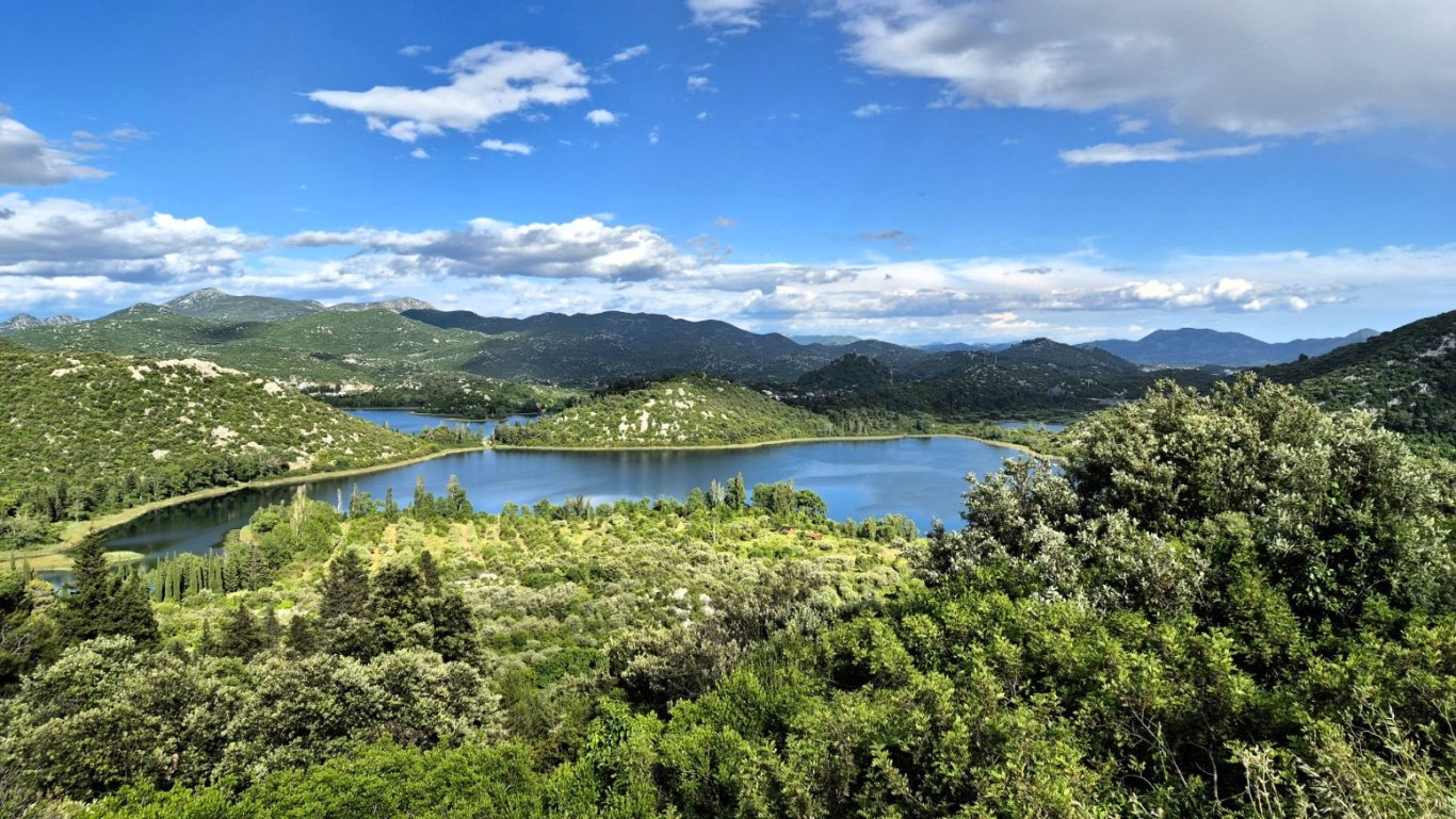 Baćina-Seen bei Ploče (Kroatien) Baćina-Seen bei Ploče in Kroatien mit Bergen und blauem Wasser