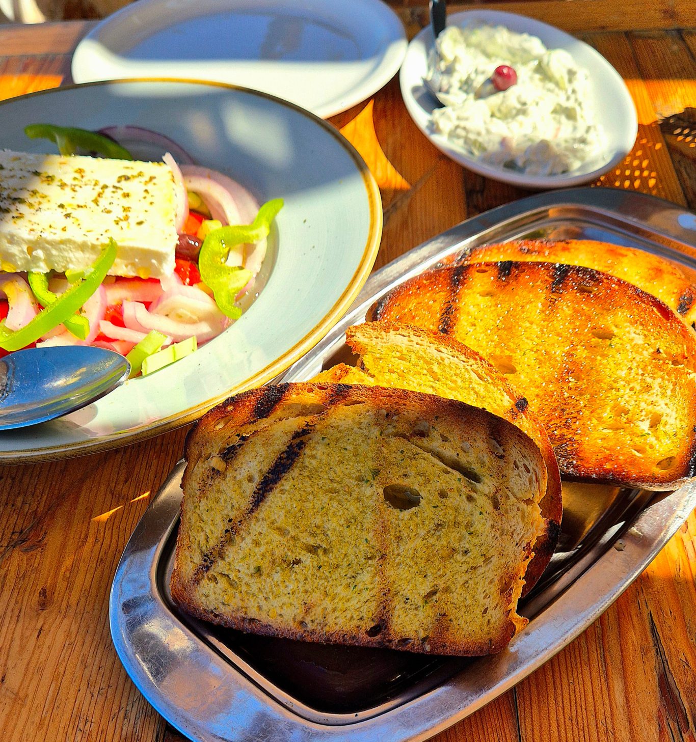 Vorspeise mit Tzatziki (Griechenland) Vorspeise mit Tzatziki Brot und Salat auf Zakynthos