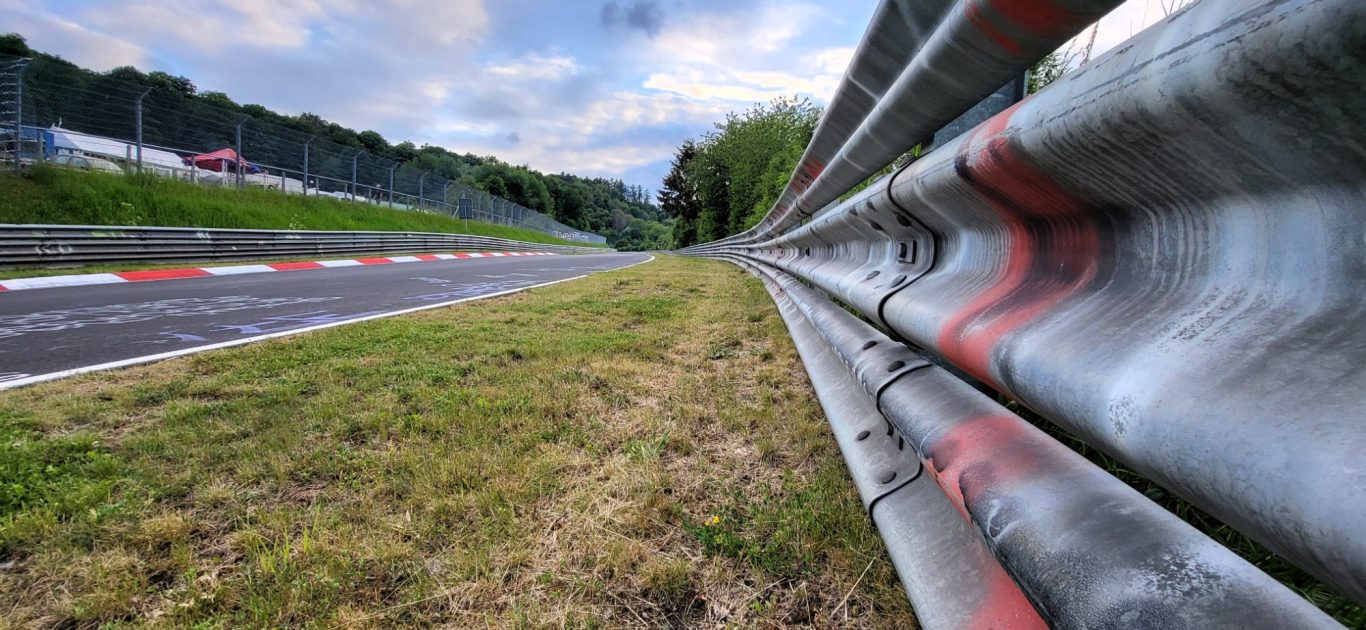 Nürburgring, Nordschleife, Adenau (Deutschland) Nürburgring Nordschleife bei Adenau mit Leitplanke und Rennstrecke